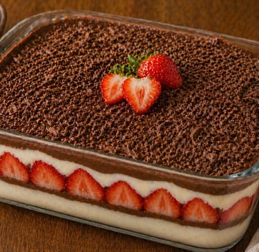 bombom de travessa com camadas de creme chocolate e morango