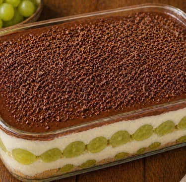 surpresa de uva cremosa com chocolate e creme em travessa