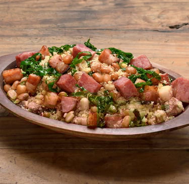 feijão tropeiro caseiro bem temperado com bacon e calabresa