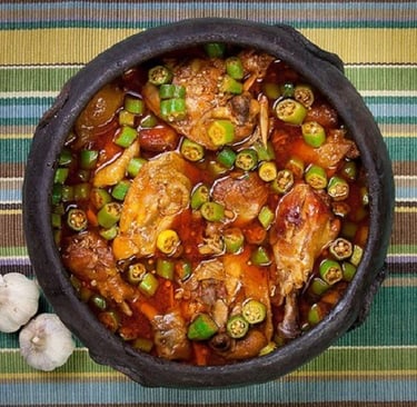 frango com quiabo bem temperado com aparência caseira