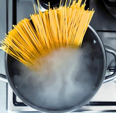 macarrão cozinhando em uma panela com agua quente