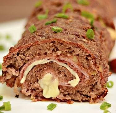 rocambole de carne moída recheado com queijo e presunto suculento