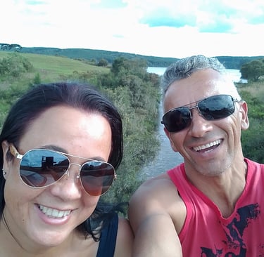Foto de Andréa e Adriano ao fundo Lago Ubatã