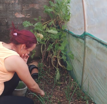 Foto de minha esposa na estufa da horta