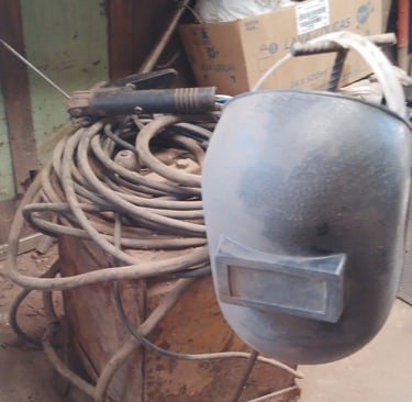 equipamento de soldagem e máscara