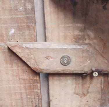 tranca de madeira antiga usada na segurança de portas residenciais
