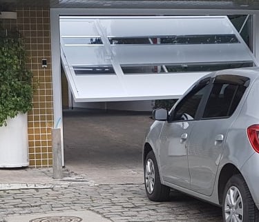 carro entrando, portão abrindo