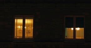 janelas com luz acesa no interior