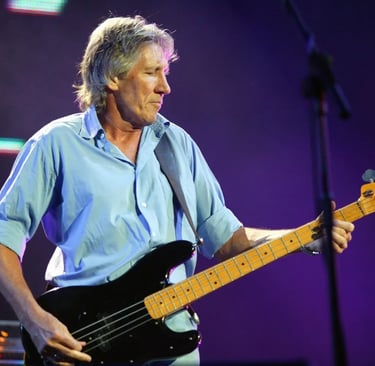 Roger Waters joue de la basse lors d'un concert
