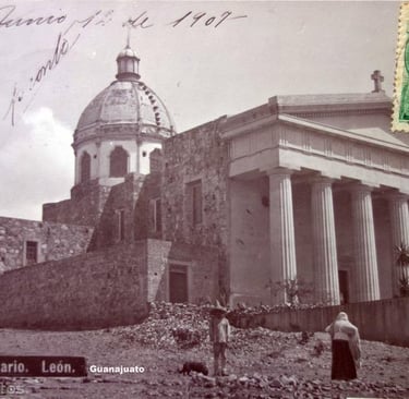 Vintage postcard of El Calvario church in León, Guanajuato, featuring a dome and classical columns.