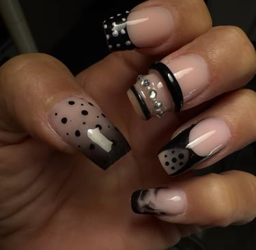 C'est un gainage en gel rose avec un nail art, baby boomer noir et bague en gel 3D avec strass