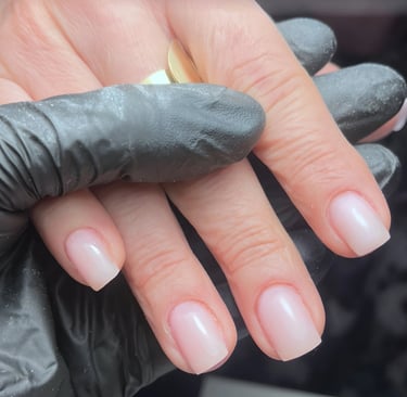 Gainage sur ongles naturels avec manucure russe