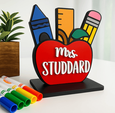 Personalized 3D printed desk sign with pencils and apple. Custom gift for teachers or classrooms.