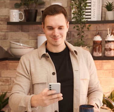 Malte Schilling liest Nachrichten auf seinem Handy