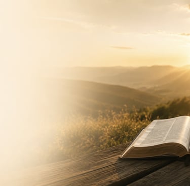 Offene Bibel im Sonnenaufgang als Symbol für Gottes Wort und Hoffnung.