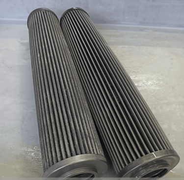  Zwei verschmutzte und verstopfte Hydraulikfilter vor der professionellen Filterreinigung.