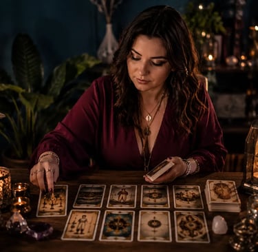Tarólogo usa cartas de tarot focado em atrair prosperidade financeira