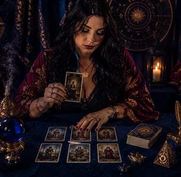 Tarólogo realiza consulta de tarot focado em trabalho e carreira profissional