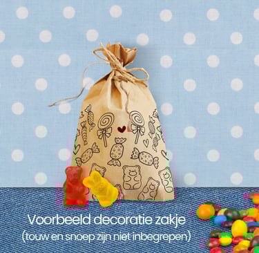 kraft snoepzakje met print van getekende snoepjes en een rood hartje.