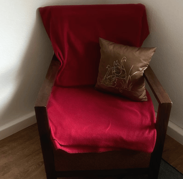 Roter Sessel im Gartenzimmer Reutlingen