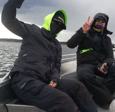 zwei Fischer auf einem Boot