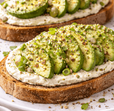 Toasts protéinés à la crème de tofu, avocat & graines de chanvre
