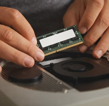 bublikhaus - Freepik - profissional fazendo upgrade de memoria em pc