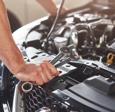 Trabalhador de serviço de carro, reparando o veículo. Standret Freepik