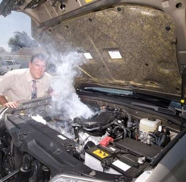 Homem com problema no motor do carro, motor aquecendo.  Imagem da Internet