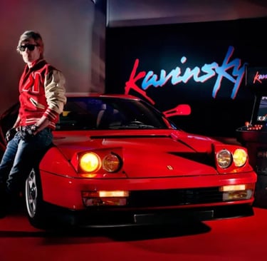 Kavinsky e sua Ferrari Testarossa ao fuundo um fliperama