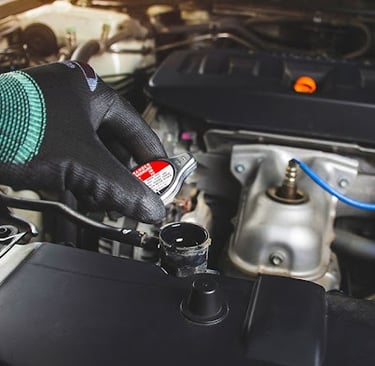 Mecânico verificando nível de fluido de arrefecimento do motor. Imagem da internet.