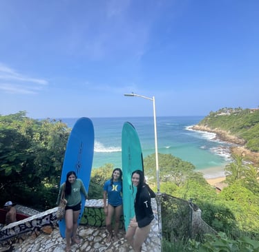 clase grupal de tres amigas de surf