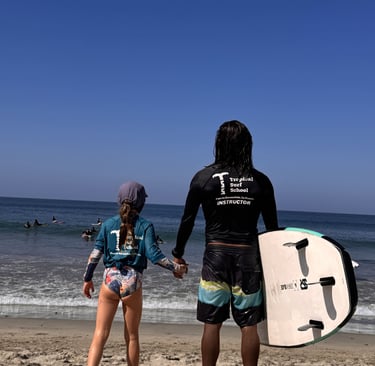 clase de surf con niña en puerto escondido