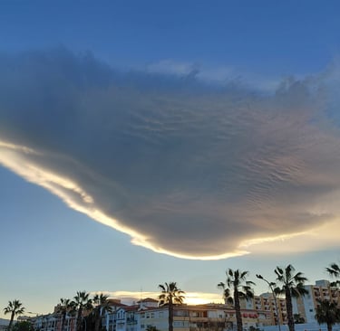 Nube lenticular sobre Torre del Mar