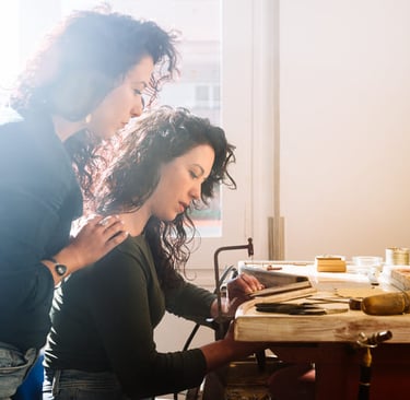 2 mujeres trabajando en taller de macrame