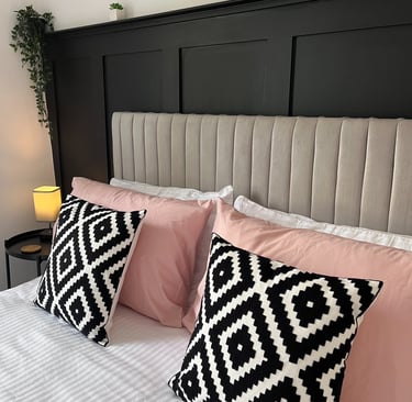 Luxurious bedding in the black & white room