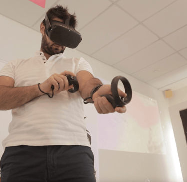 VRDJ Singapore man mixing from immersive music