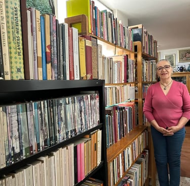 fotografia de Lilia Martínez y Torres con una parte de su colección de libros de Cocina Cinco Fuegos