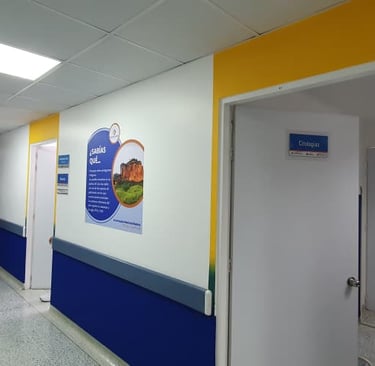 pasillo de hospital moderno con diseño funcional