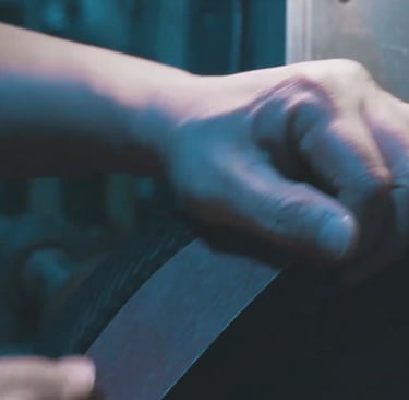 Técnico realiza ajuste manual de rueda de amolar para las tijeras profesionales de peluquería.