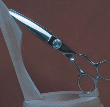 Tijeras de peluquería profesionales de acero inoxidable, exhibidas en un soporte de madera.