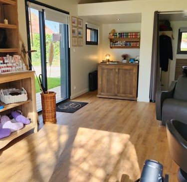 Intérieur du salon Naturellement Vous à Drucat, espace calme et bienveillant