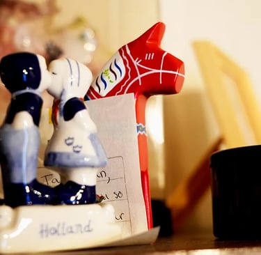 Nakadaya Asakusa: The cozy traditional Japanese common room with a warm atmosphere.