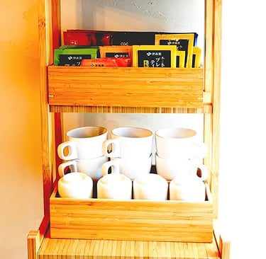 Nakadaya Asakusa: The cozy traditional Japanese common room with a warm atmosphere.Free drink corner