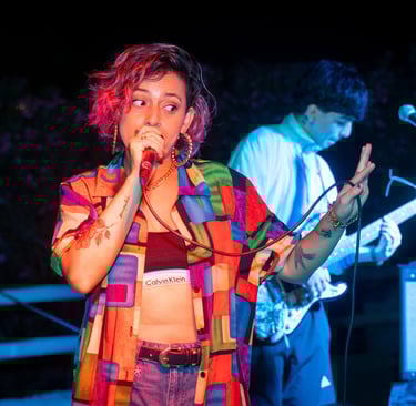 Lorena Uría con su banda The Party Sheets en un evento privado en la playa Las Palmas, Lima - Perú.