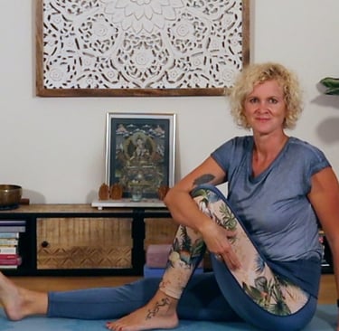 Lea Lüthy in einer sitzenden Drehhaltung, eine Übung im achtsamen Yoga