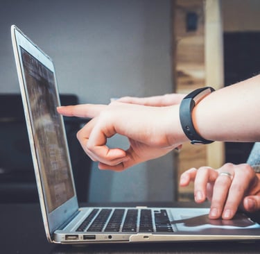 Consultant et client analysant les processus d'une PME sur ordinateur portable