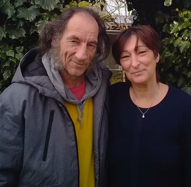 un homme et une femme debouts et souriants