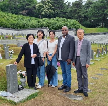 Hang Kang's book is now bringing many visitors to the grave of Moon Jaehak