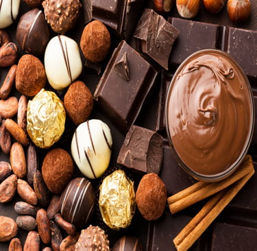 Variedad de chocolates en barra, en pasta y con semillas